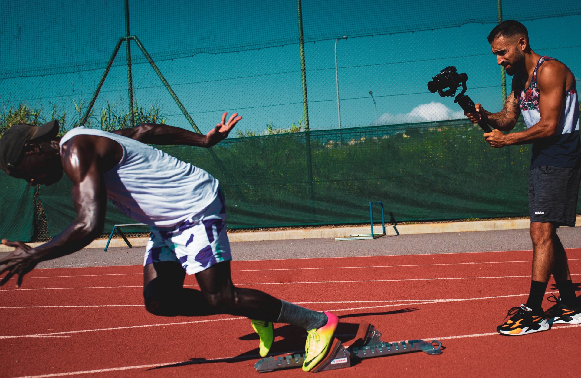 Sébastien derrière sa caméra pendant un tournage d’athlétisme