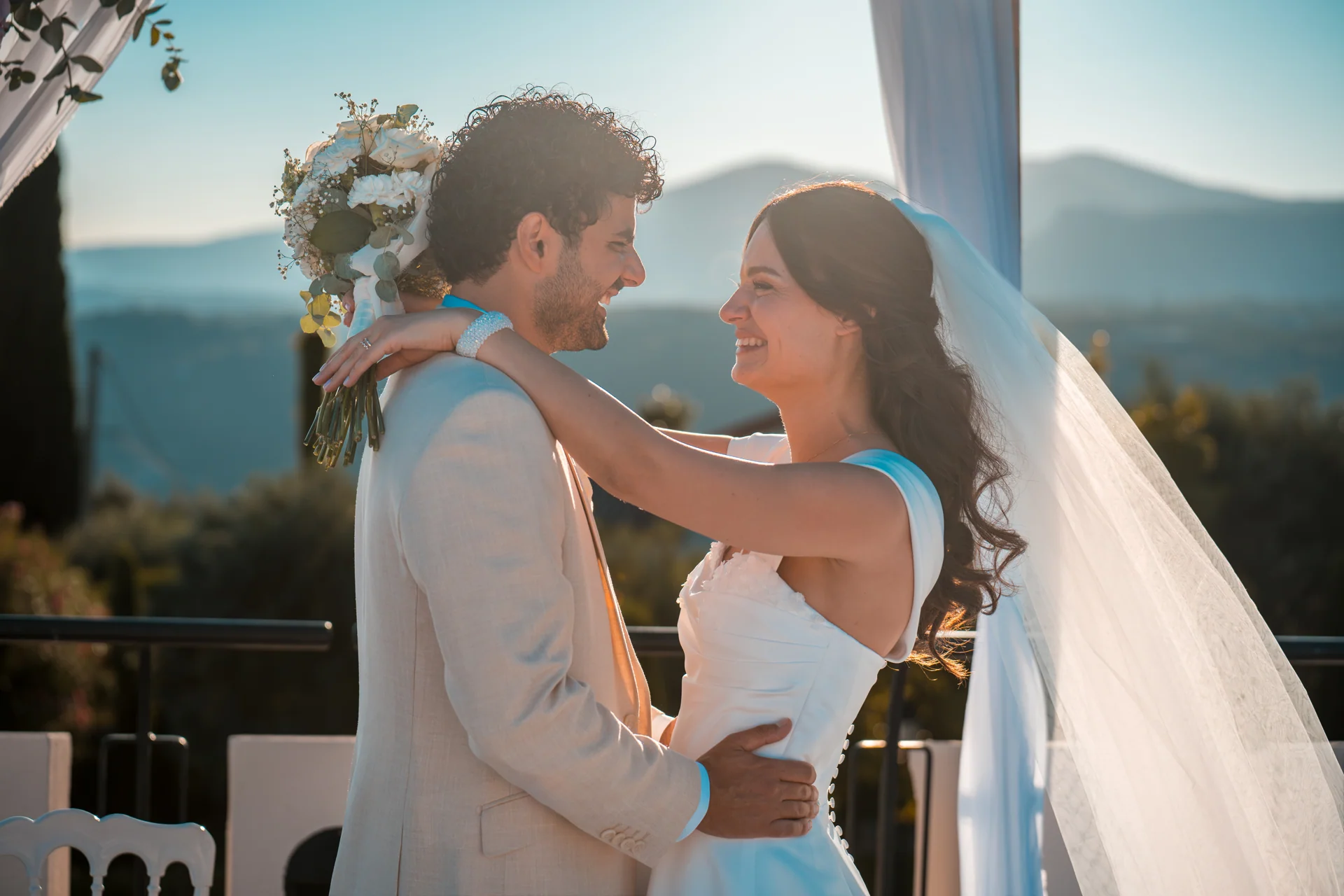 Natacha et Burak sous le voile dans la lumière dorée