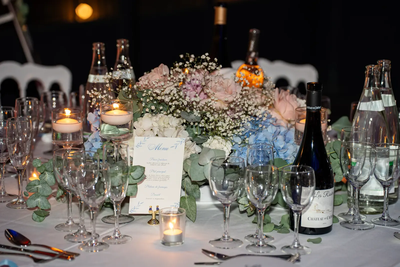 Décoration de table et fleurs pour une réception de mariage